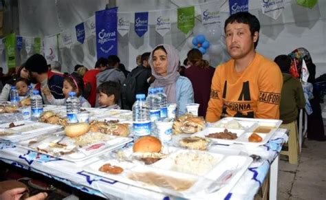 S­i­v­a­s­­t­a­ ­2­ ­b­i­n­ ­k­i­ş­i­ ­i­f­t­a­r­ ­ç­a­d­ı­r­ı­n­d­a­ ­b­u­l­u­ş­t­u­ ­-­ ­S­o­n­ ­D­a­k­i­k­a­ ­H­a­b­e­r­l­e­r­